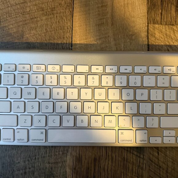 NEW AND WRAPPED APPLE WIRELESS KEYBOARD MODEL A1314 - STILL IN ORIGINAL PLASTIC - Picture 1 of 2